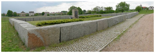 Massacre de Jedwabne  (Pologne) DQr5Nb-panorama-du-memorial-de-jedwabne