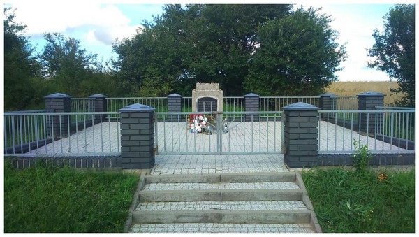 Pogrom de Radzilow  (Pologne) Gjt5Nb-radzilow-monument-aux-victimes