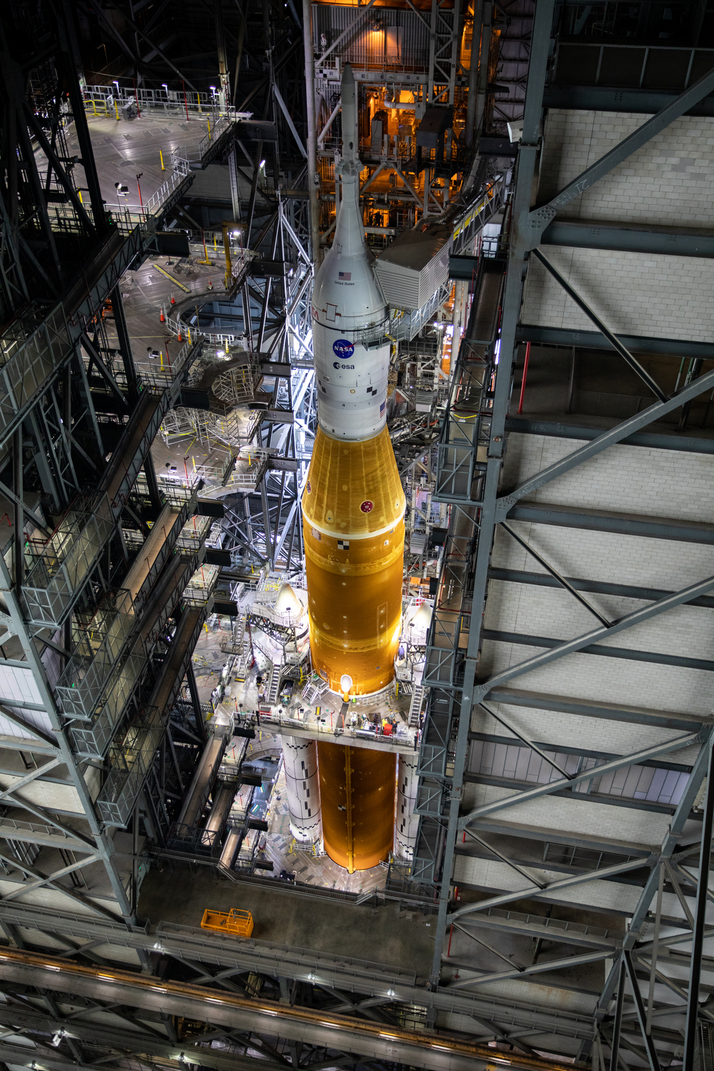 SLS rollout pour la mission Artemis 1 Jlp5Nb-Artemis-1-04