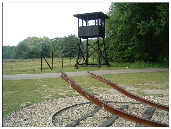 Camp de Westerbork - Pays-Bas JxeFNb-mirador-westrbork