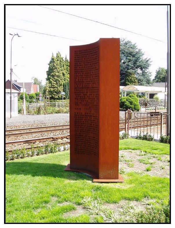 Caserne Dossin - Malines - Belgique DBHFNb-stele-commemorative-convoi20