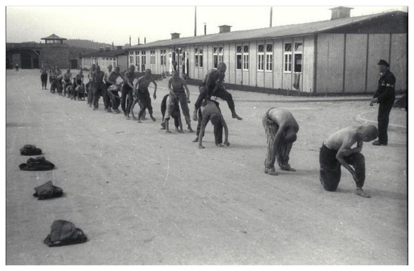 Camp de concentration de Mauthausen ETmGNb-prisonnier-jouant-a-sautemouton