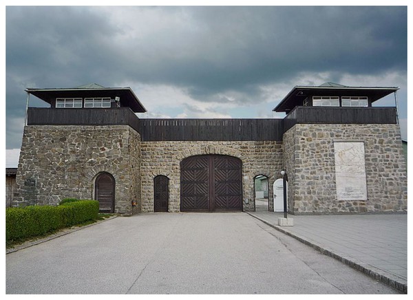 Camp de concentration de Mauthausen HTmGNb-mauthensen-porte-entree