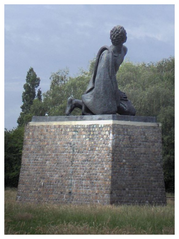 Fort de Breendonk - Belgique DXiGNb-statue-en-memoire