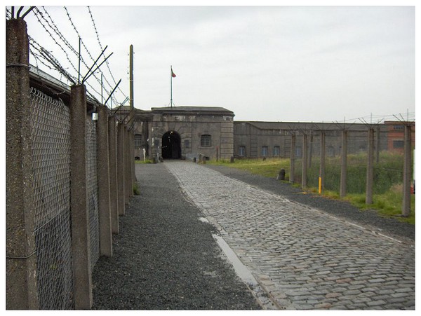 Fort de Breendonk - Belgique T0jGNb-route-menant-a-lentree