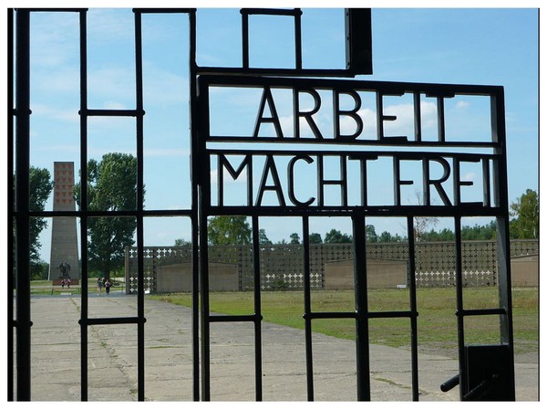 Camp de Sachsenhausen TJ7GNb-entree-camp-2010