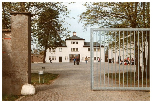 Camp de Sachsenhausen UJ7GNb-entree-du-camp