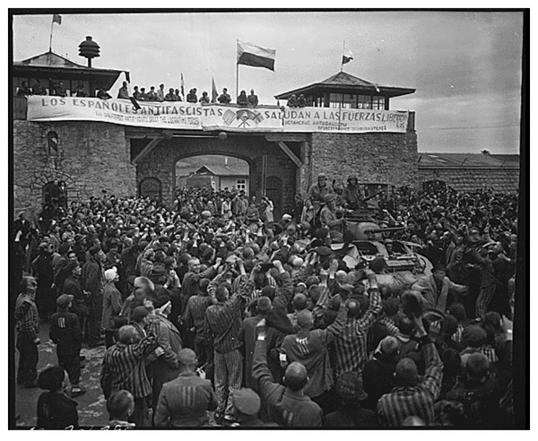 Camp de concentration de Mauthausen Cs6GNb-liberation-du-camp