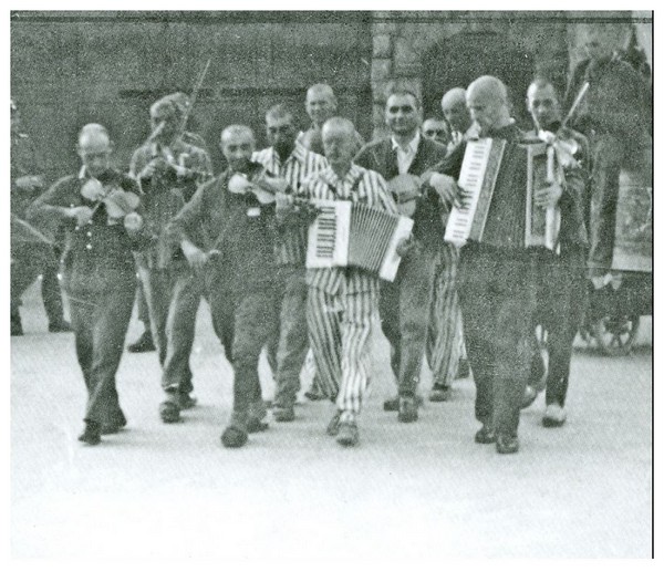 Camp de concentration de Mauthausen Cs6GNb-orchestre-du-camp