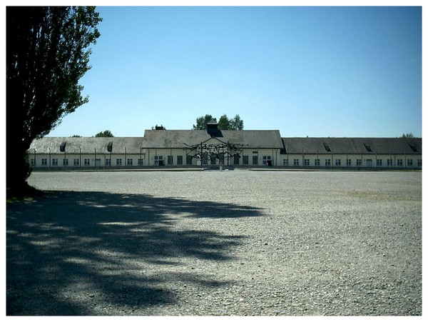 Camp de Dachau EhMGNb-camp-de-dachau