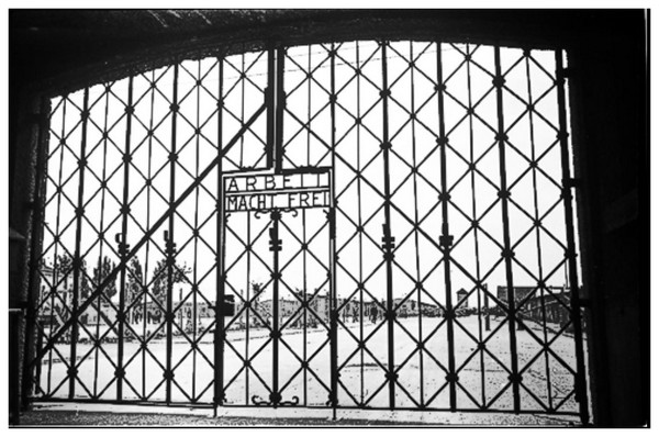 Camp de Dachau FhMGNb-porte-principale-dachau