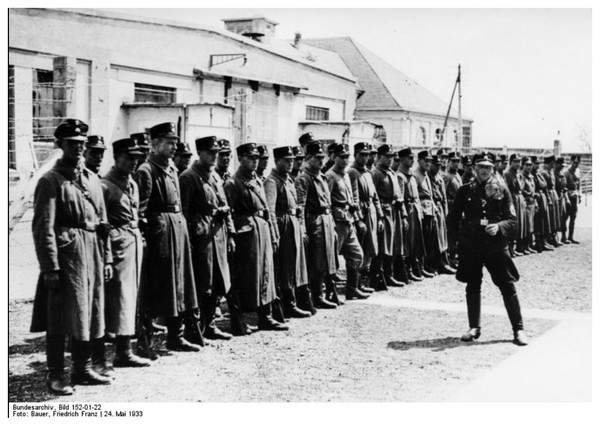 Camp de Dachau FhMGNb-premier-gardien-SS