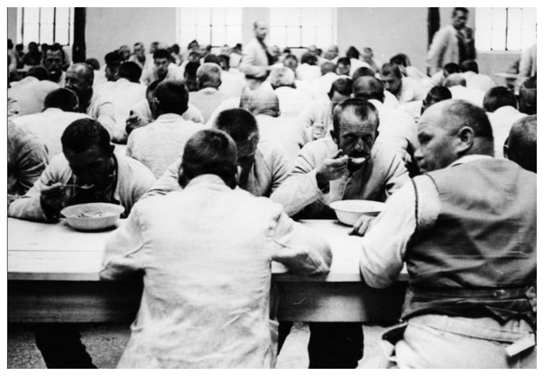 Camp de Dachau GhMGNb-prisonniers-qui-mangent