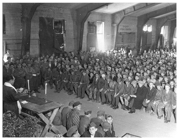 Camp de Buchenwald  CiJGNb-celebration-fete-chavouot