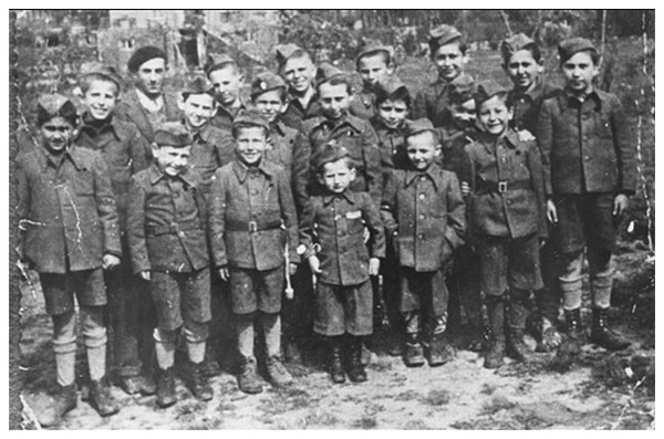 Camp de Buchenwald  DiJGNb-groupe-enfants-juifs