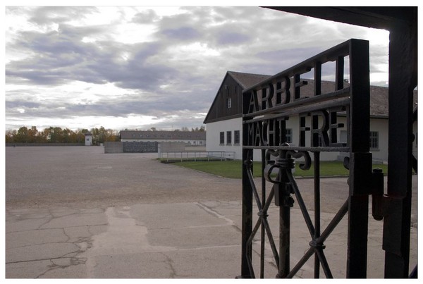 Camp de Dachau JOMGNb-cour-du-camp