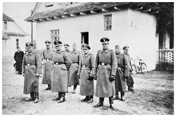 Camp de Belzec 5uTINb-membres-SS-en-1942