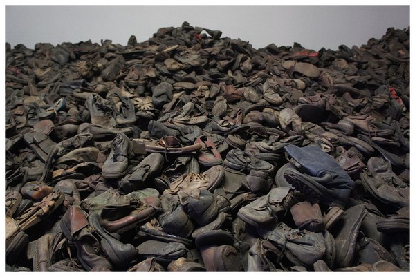 Camp d'Auschwitz - Birkenau ZKvJNb-chaussures-deportes-juifs