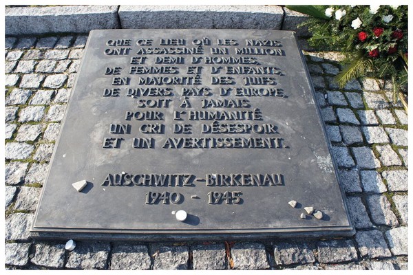 Camp d'Auschwitz - Birkenau ZKvJNb-dalle-commemorative