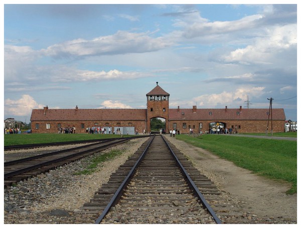 Camp d'Auschwitz - Birkenau P4uJNb-entree-birkenau