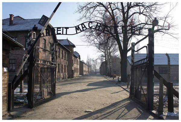 Camp d'Auschwitz - Birkenau R4uJNb-porche-dentree-auschwitz