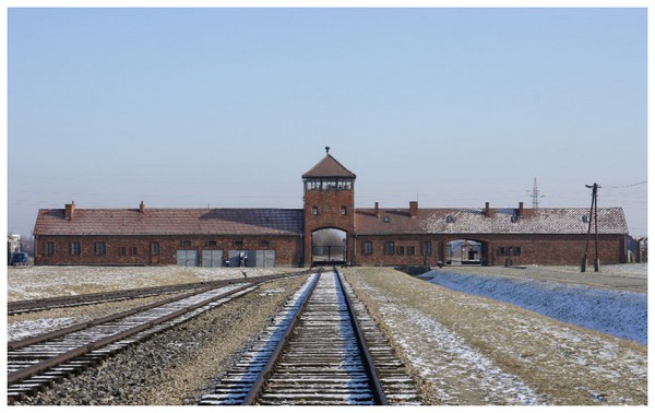 Camp d'Auschwitz - Birkenau S4uJNb-sortie-faisant-office-dentree