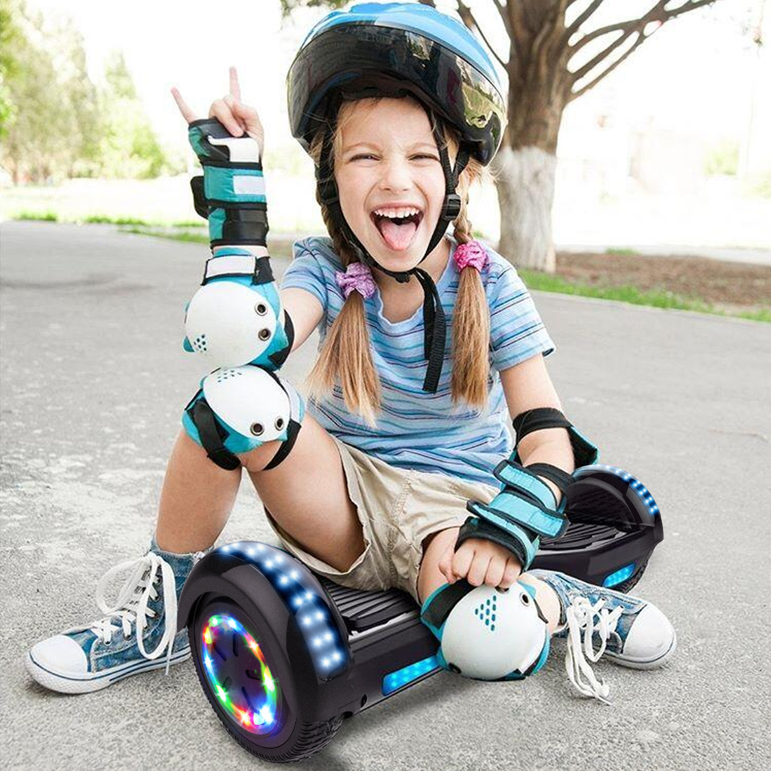 Drôle Enfant Chevauchant Un Hoverboard électrique