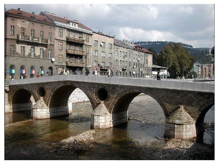 L'Attentat de Sarajevo CRf4Ob-pont-latin