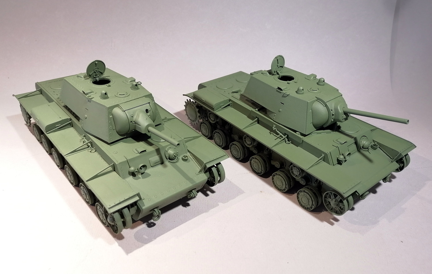 [TAMIYA - TRUMPETER] KV1 mod 41 précoce char lourd comparatif montage  Réf 35372 et 00356 GmjGOb-Fini-Tam-Trump01