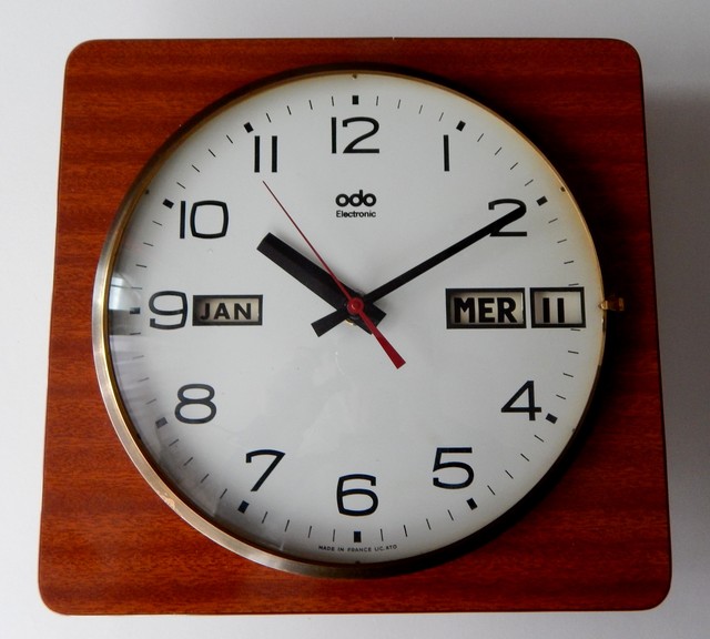 Horloges et réveils à guichets QdEpPb-odo1