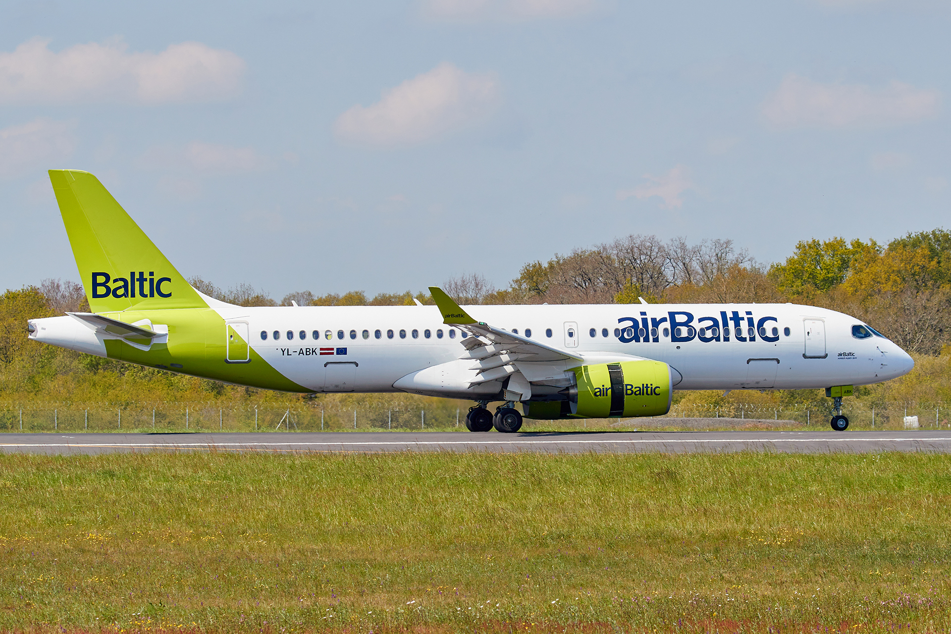 [19/04/2023] Airbus A220-300 (YL-ABK) Air Baltic X9xPPb-GRX-7057