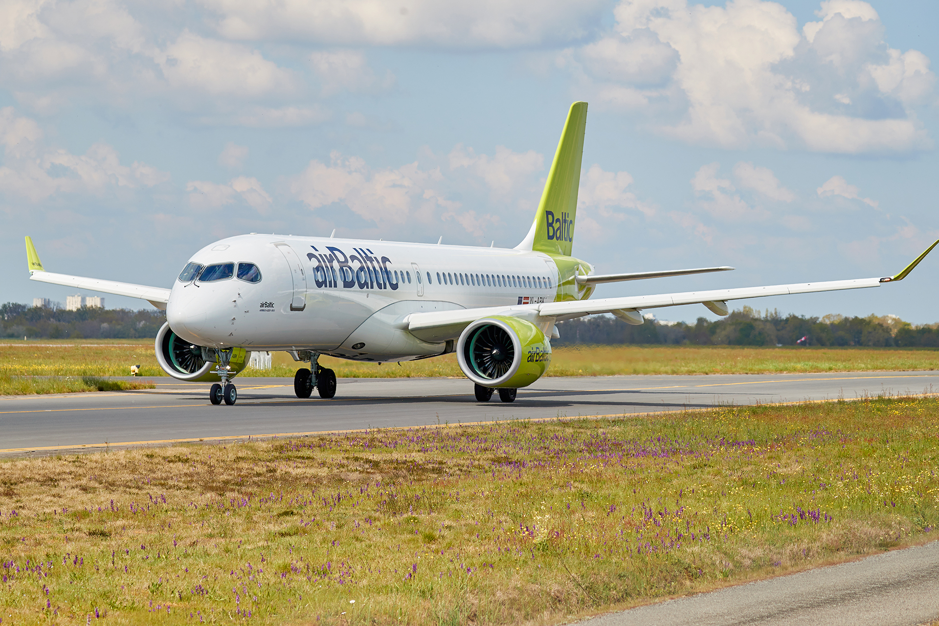 [19/04/2023] Airbus A220-300 (YL-ABK) Air Baltic X9xPPb-GRX-7065