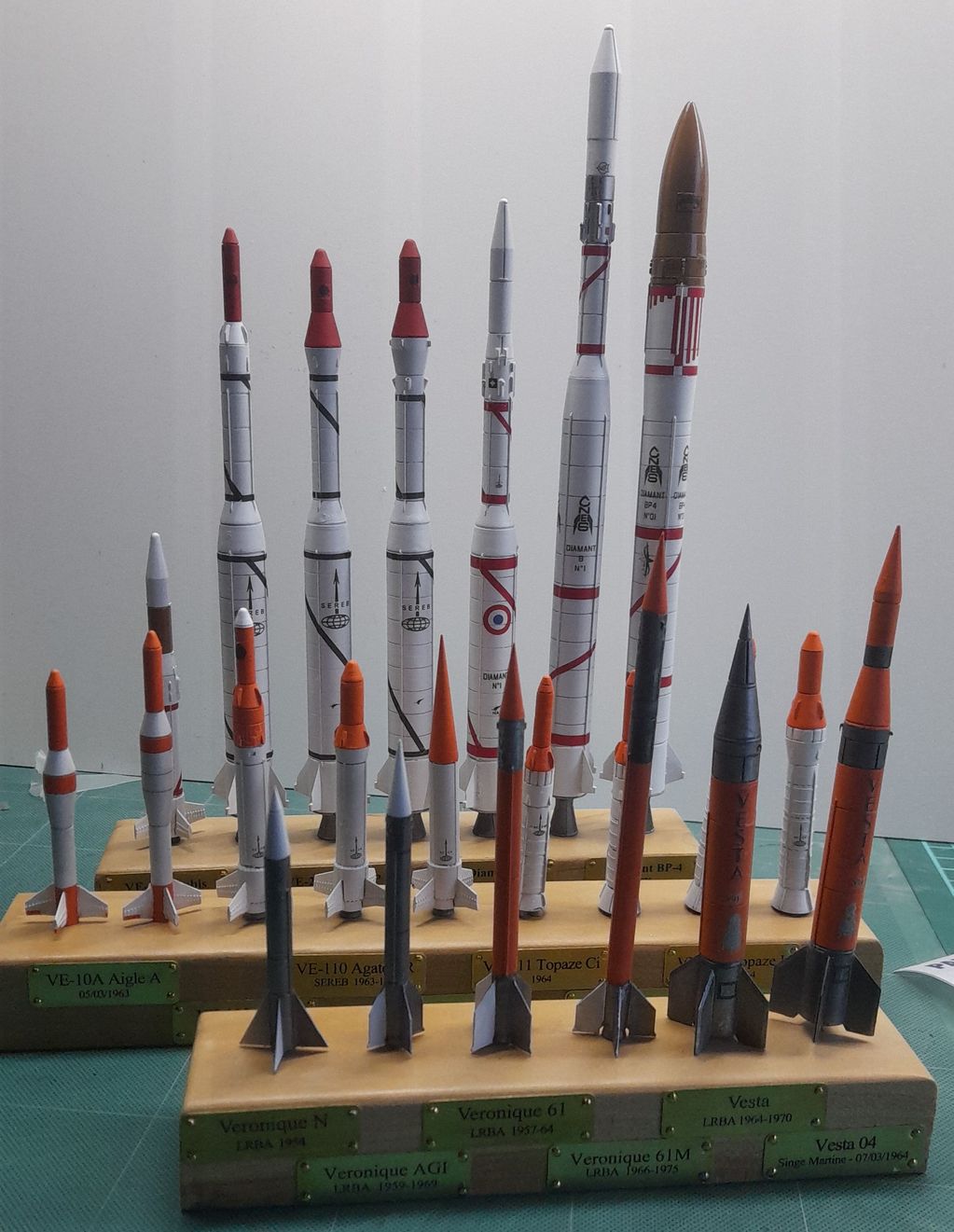 Marathon de suppositoires : fusées françaises au 100e et 144e ShzSPb-100-FuseesFran-21