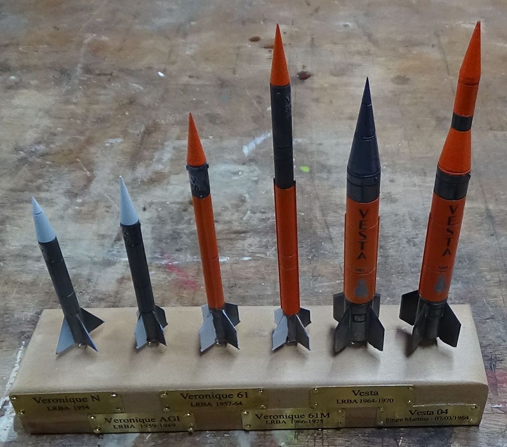 Marathon de suppositoires : fusées françaises au 100e et 144e PkzSPb-100-FuseesFran-32