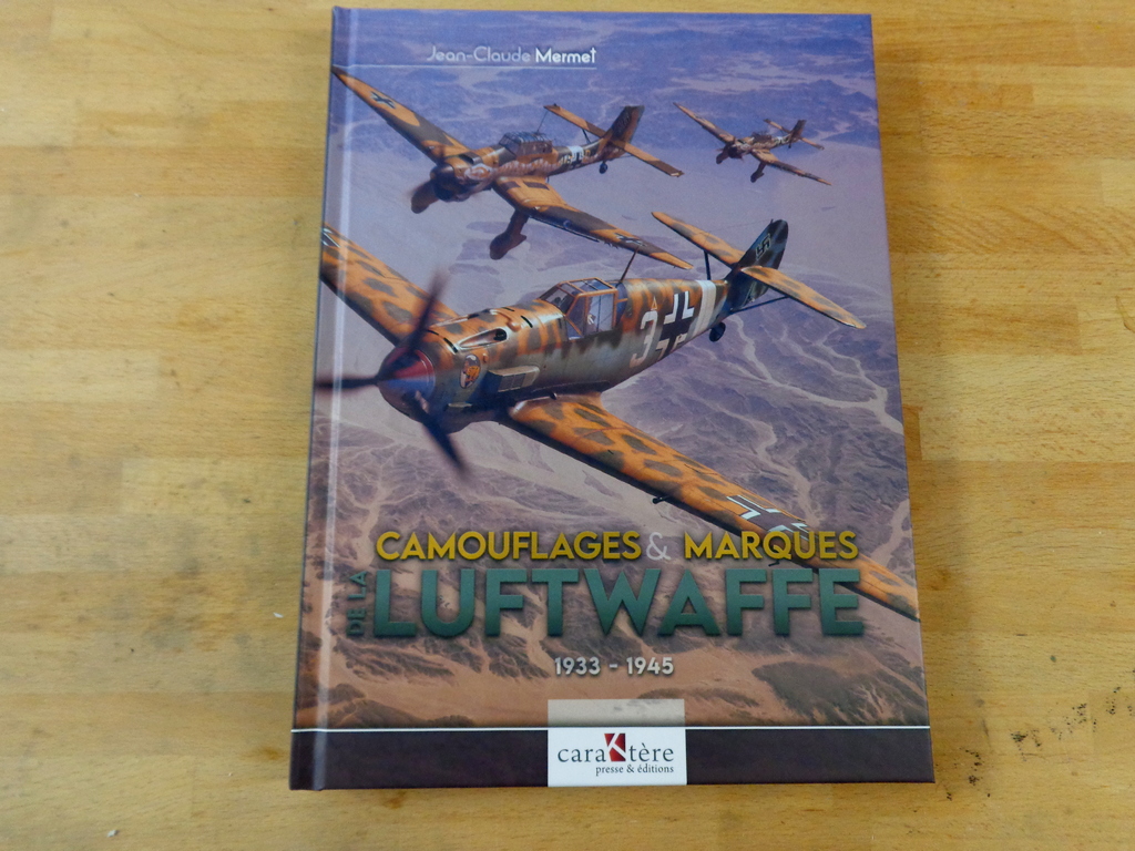 Il est enfin disponible! Camouflages et marques de la Luftwaffe H1DhQb-DSC02873