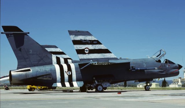 Vought F-8P Crusader Aéronavale [Academy 1/72°] de GHK 23100901025023576218271462