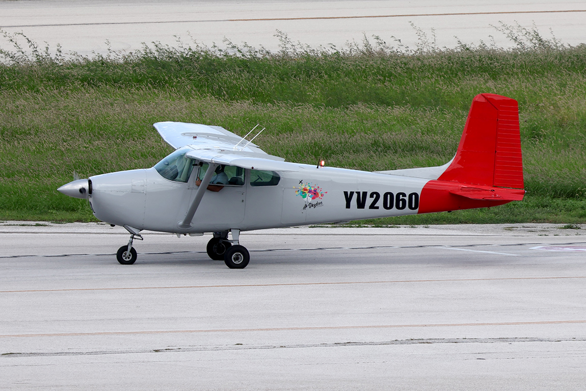 7098 Cessna 182 YV2060 Skydive Curacao 1150