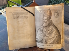 LIVRE ANCIEN in-folio XVIme 1586  louanges et portraits des 27 grands pontifes.......... - 20240113_162906