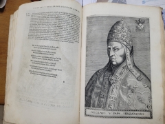 LIVRE ANCIEN in-folio XVIme 1586  louanges et portraits des 27 grands pontifes.......... - 20240114_131714