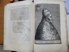 LIVRE ANCIEN in-folio XVIme 1586  louanges et portraits des 27 grands pontifes.......... - 20240114_131750