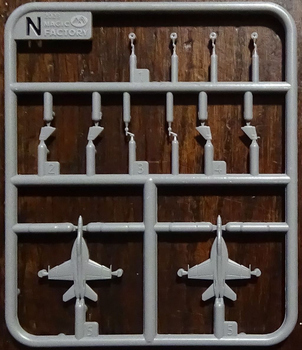 MAQUETTE BATEAU HMS Aircraft Carrier Porte Avions Victorious Aoshima 1