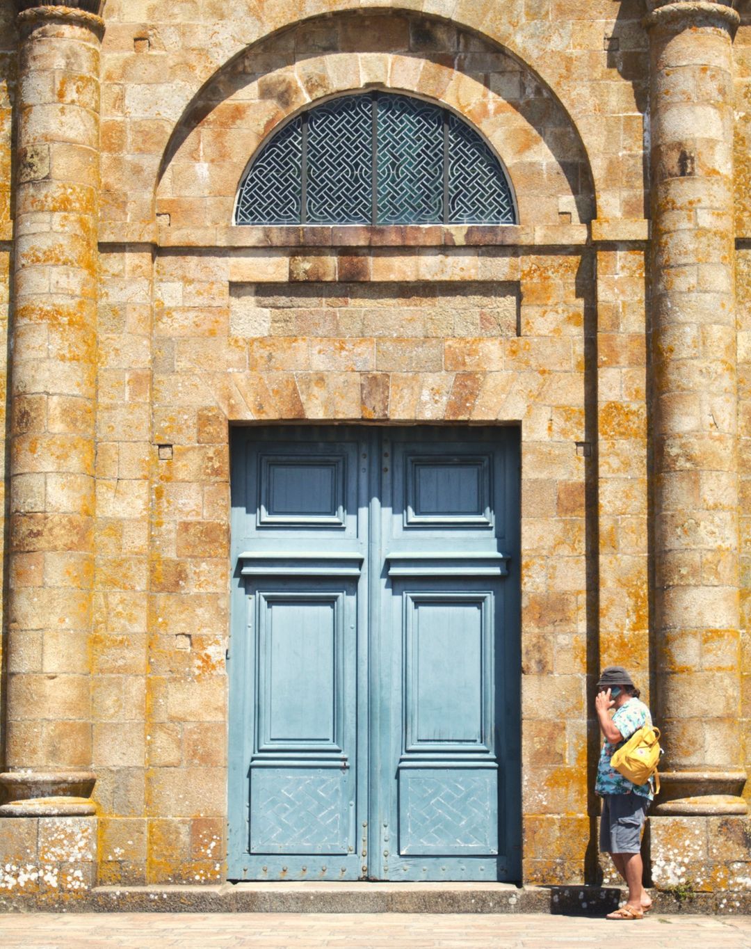 porte bleue et homme