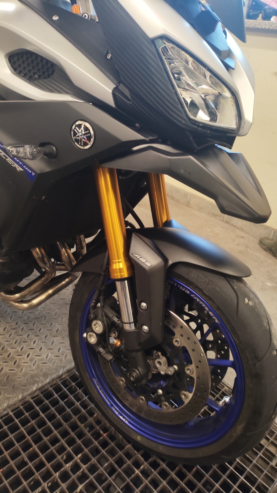 fourche KYB et amortisseur Ohlins de la mt09 SP 2018 sur une Tracer de 2015 241120050607744818495766