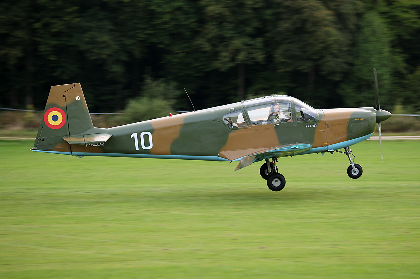 2047 IAR823 F-AZLQ 1400