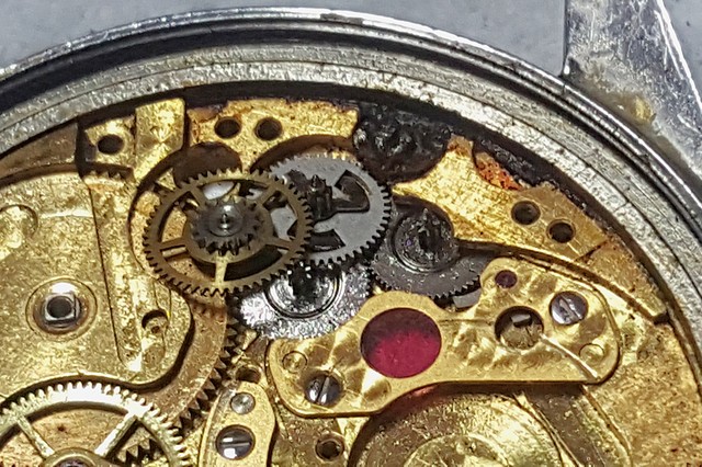 Il aura fallu de la patience pour restaurer cette Baume et Mercier à micro rotor 25110412172614657918661159