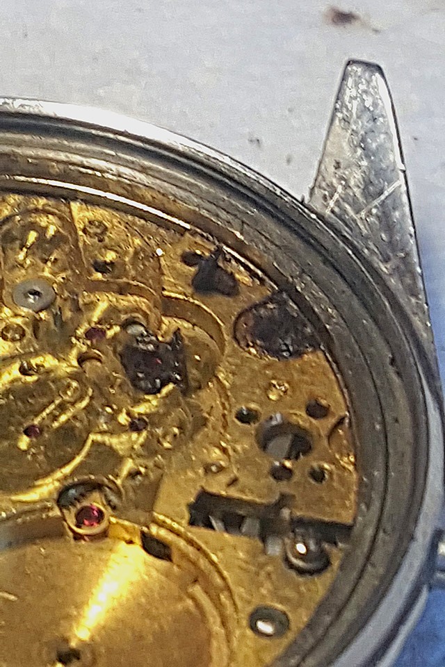 Il aura fallu de la patience pour restaurer cette Baume et Mercier à micro rotor 25110412183714657918661163