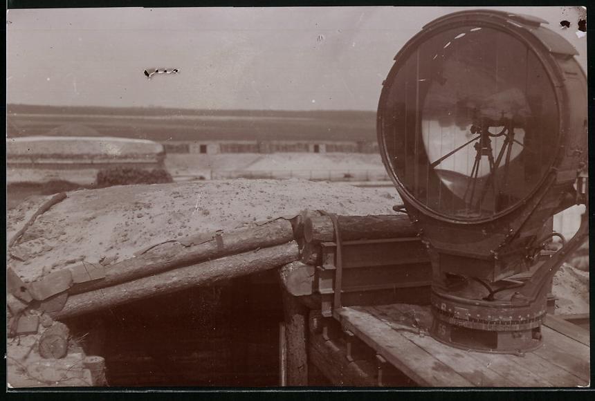 Fotografie-1-WK-Flak-Scheinwerfer-neben-Unterstand-einer-Bunker-Stellung