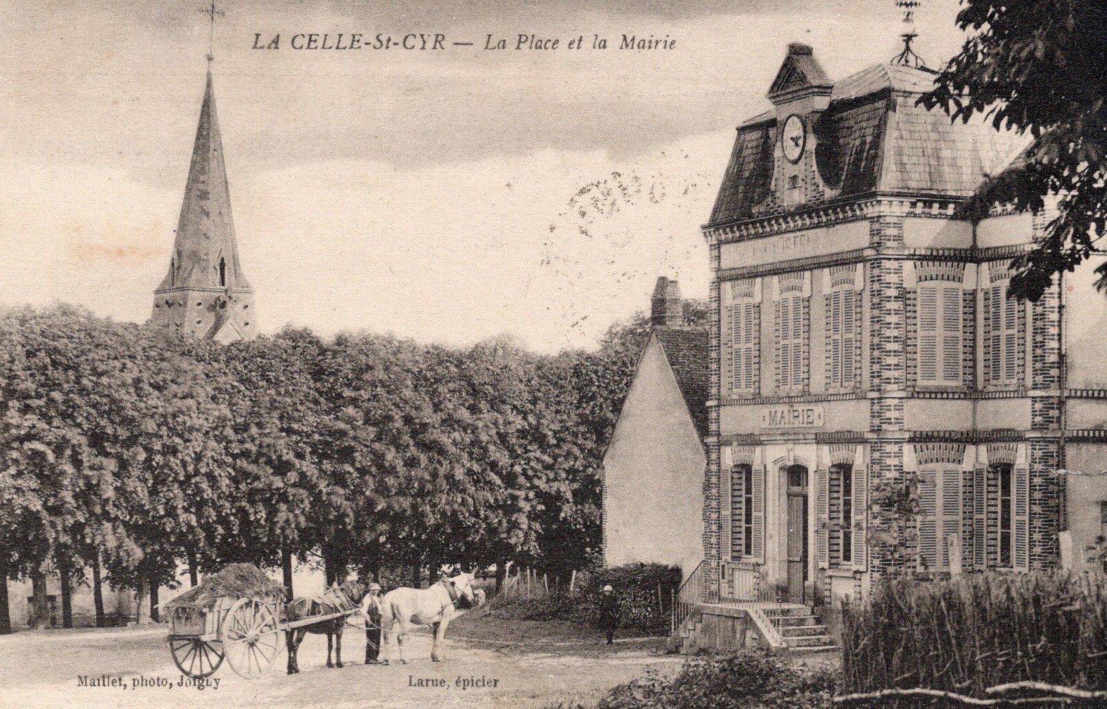 cartes postales anciennes - 7-40 la place et la mairie