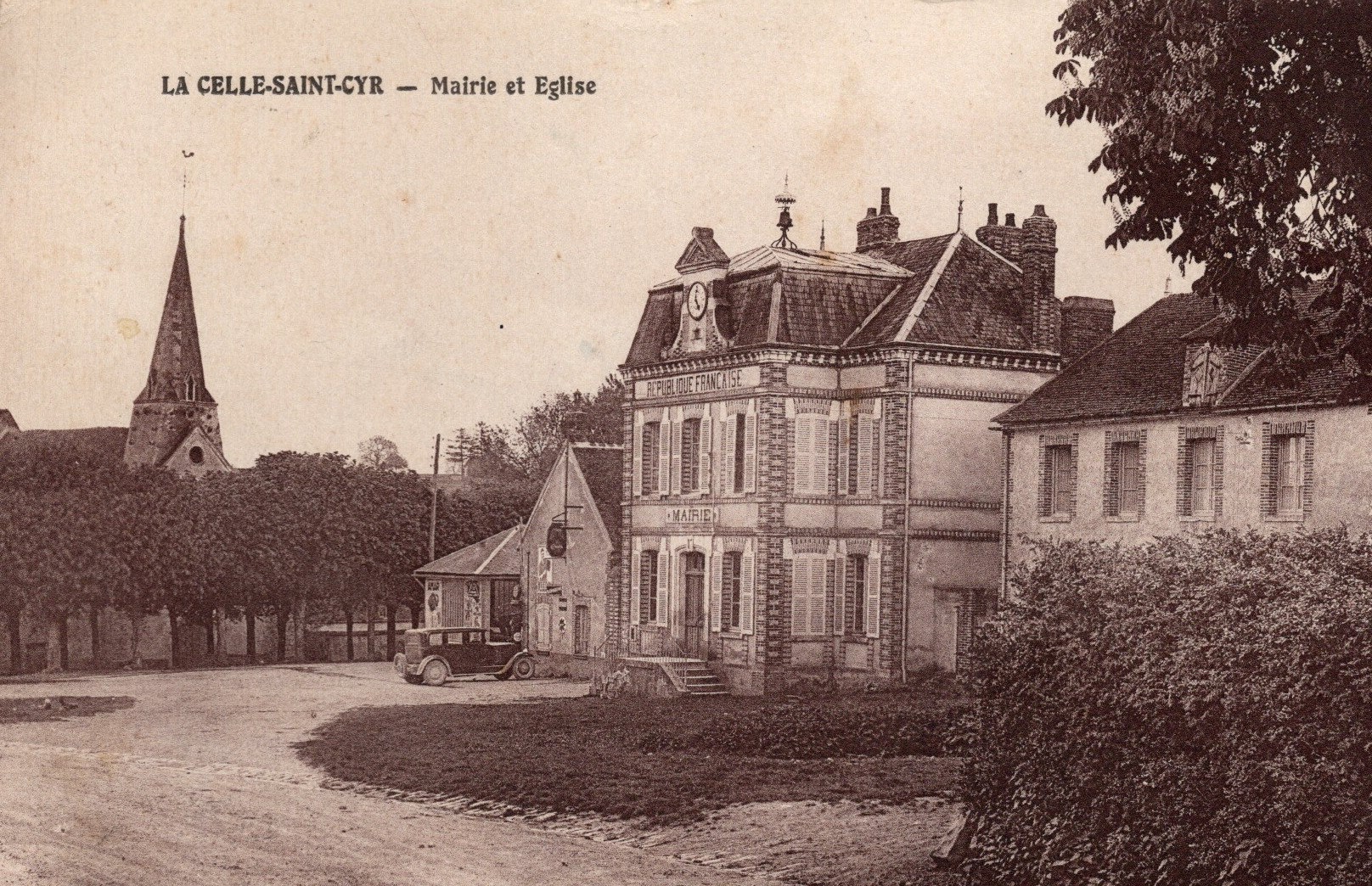 cartes postales anciennes - 7-107 la mairie et l'eglise