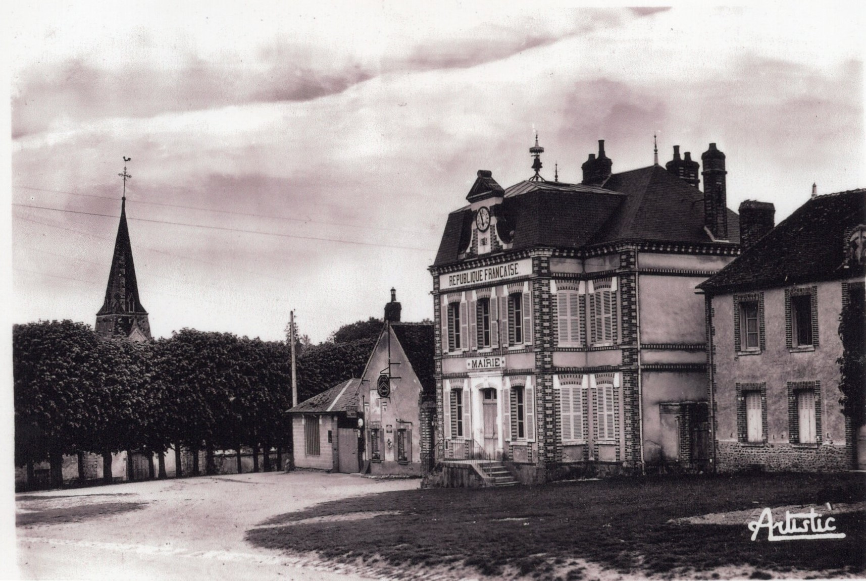 cartes postales anciennes - 8-49 place de la mairie1